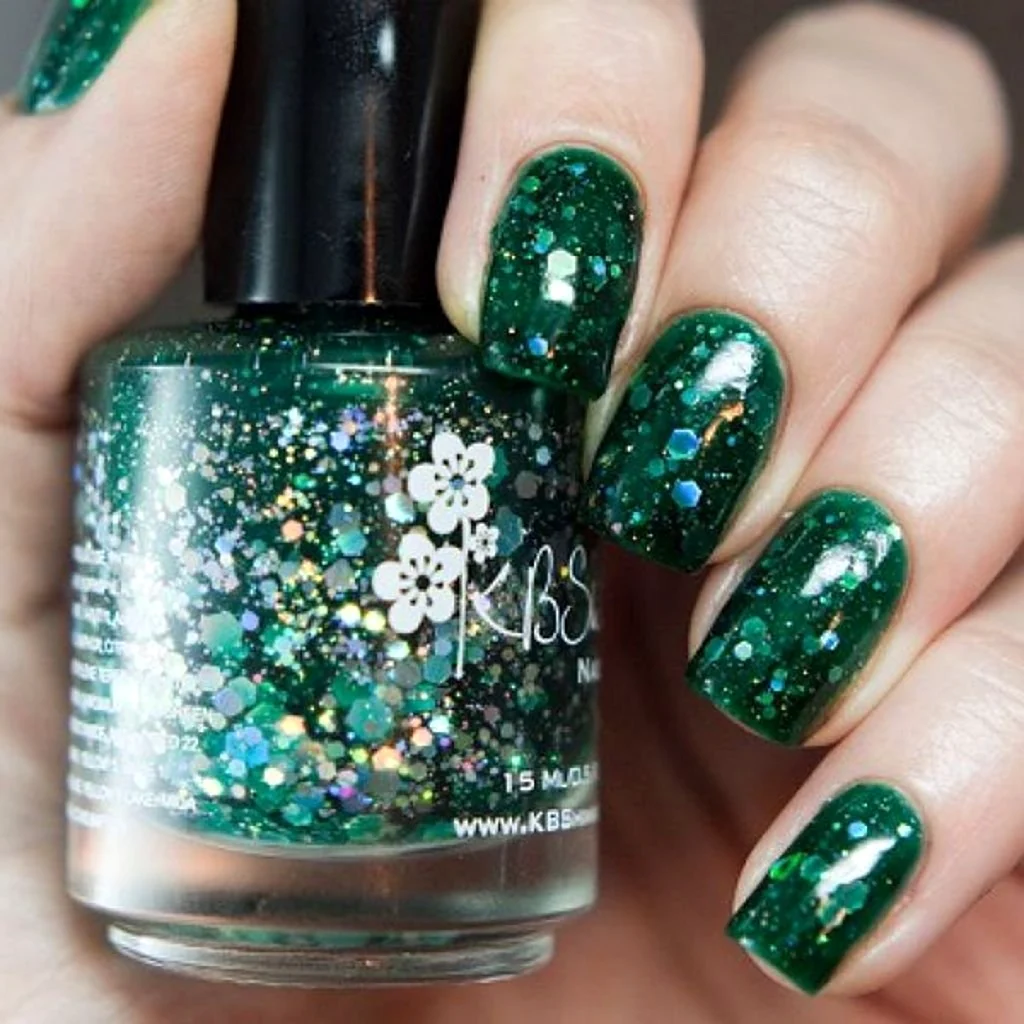 Изумрудный маникюр с блестками