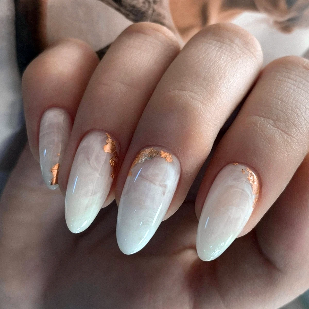 Нюдовый маникюр с мрамором на миндаль
