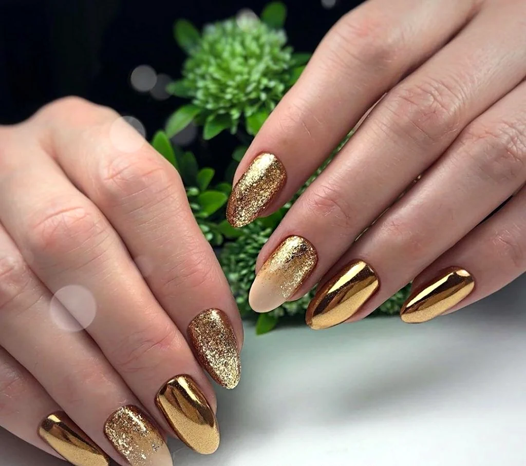 Маникюр осень 2020 золотой с втиркой