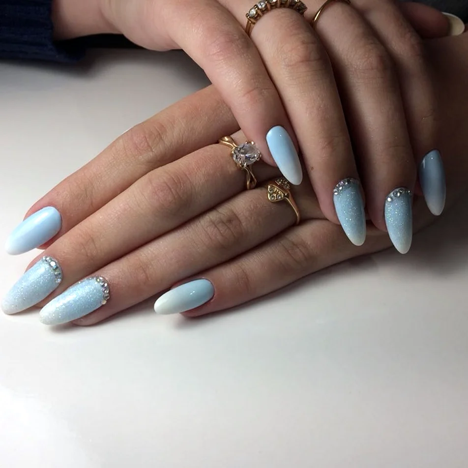 Нежный маникюр в голубых тонах