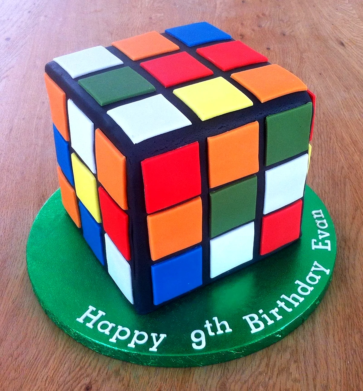 Торт сбоку кубик Рубика