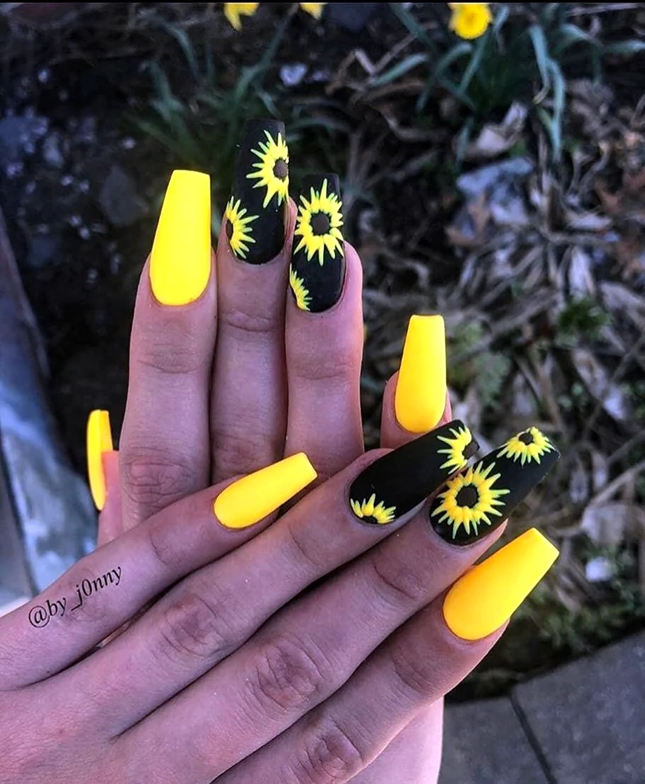 Ярко желтый маникюр
