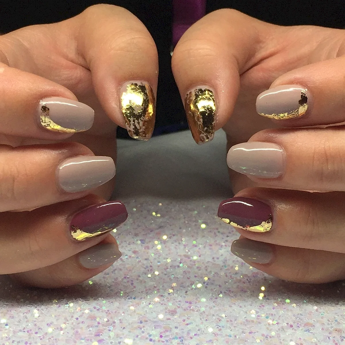 Молочный маникюр с золотой фольгой