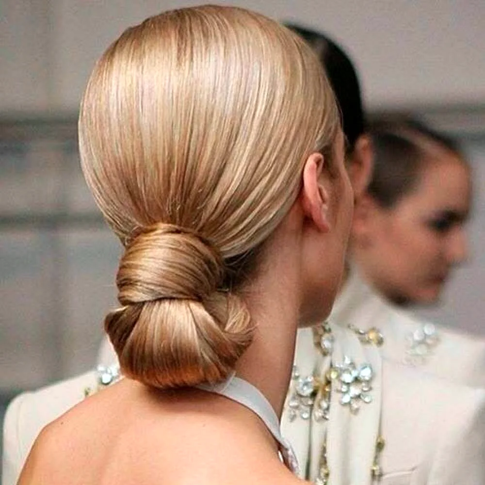 Прическа низкий пучок блондинка ФАС