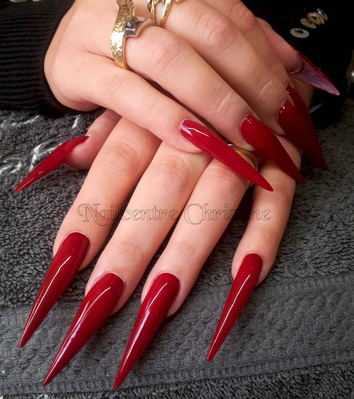 Красный маникюр стилет френч