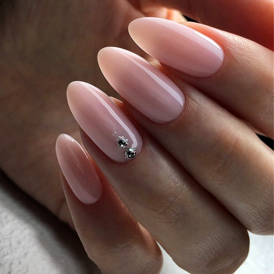 Нюдовый маникюр 2022 миндаль