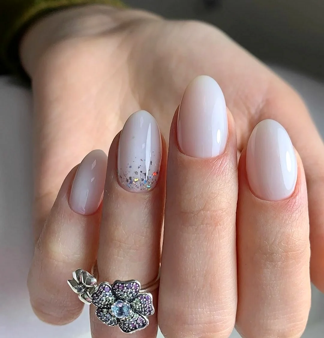 Маникюр на короткие ногти пастельные тона миндаль