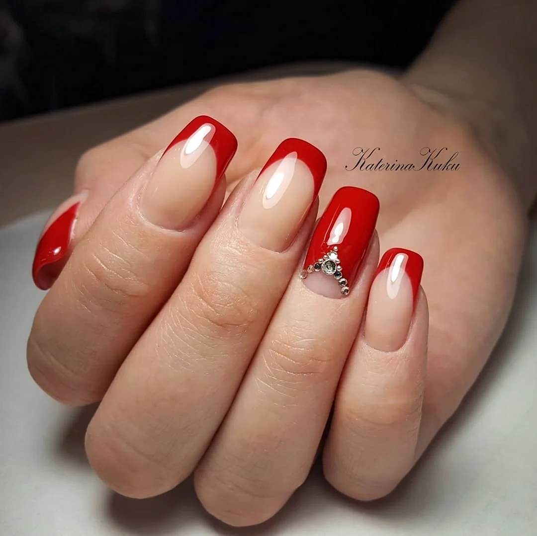 Красный френч 2022 квадрат