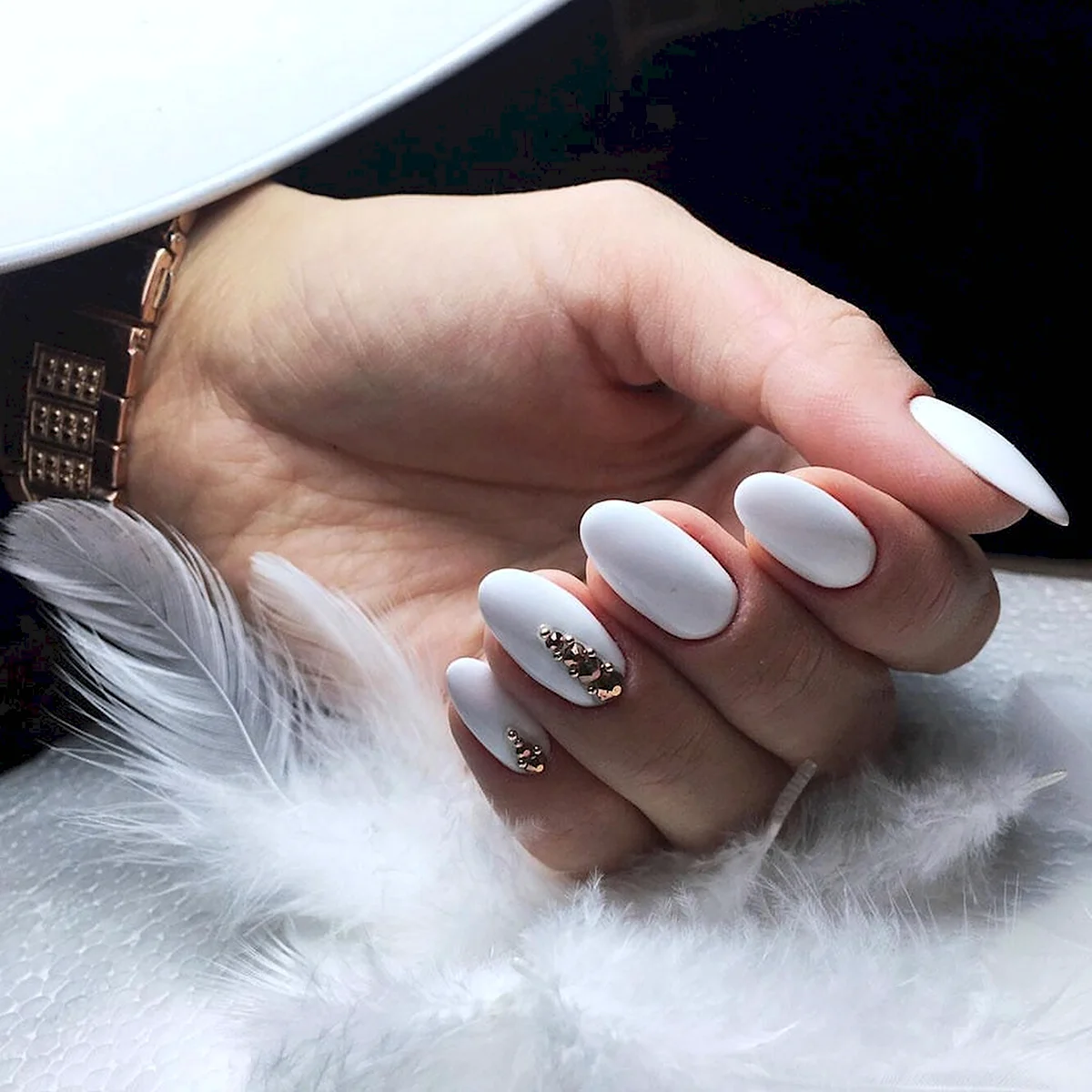 Белые овальные ногти