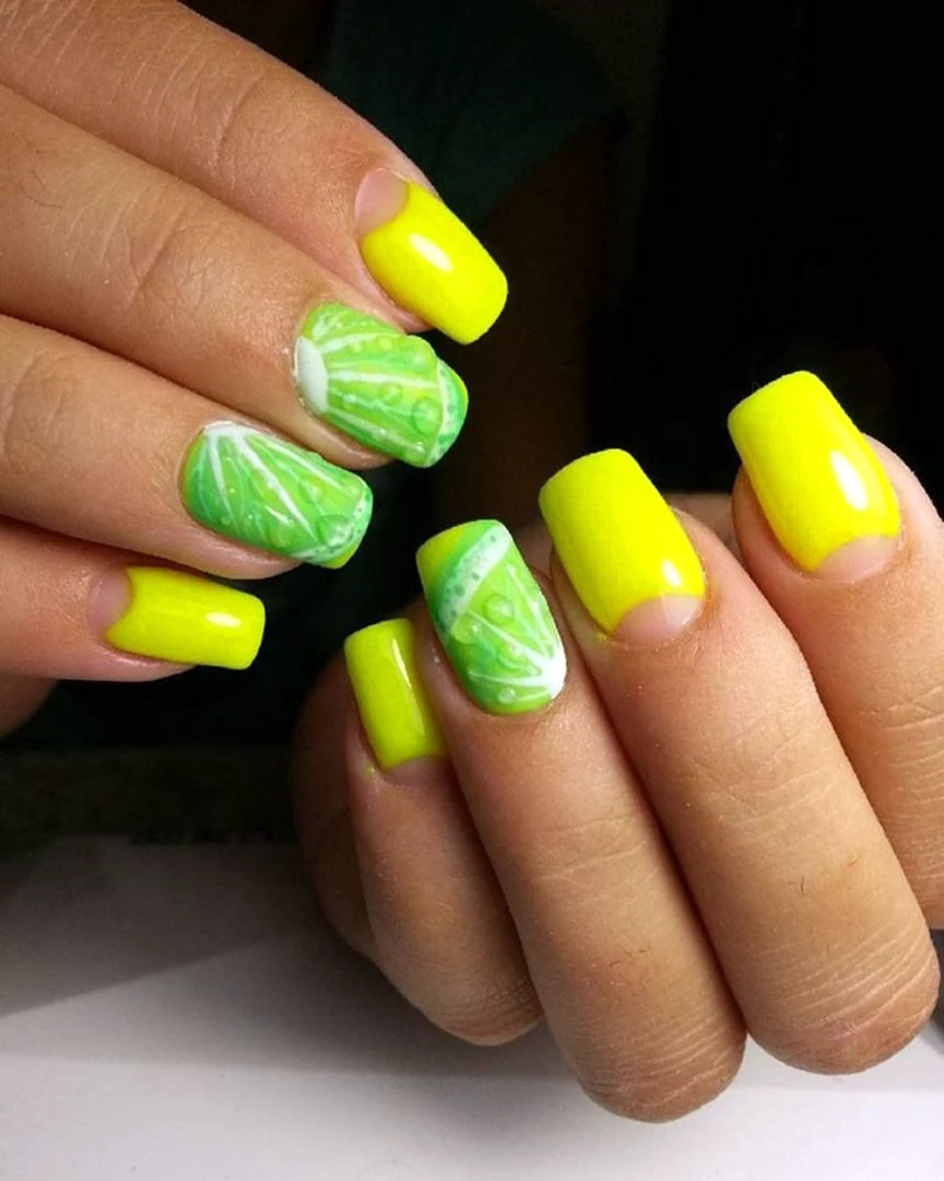 Яркий маникюр