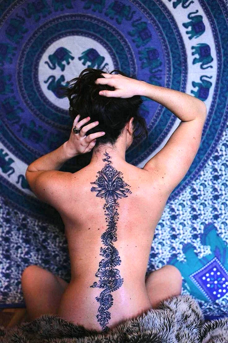 Мехенди вдоль позвоночника