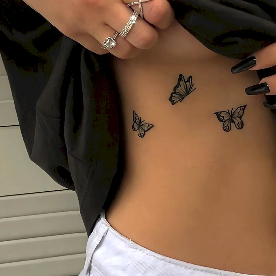 Тату на ребрах