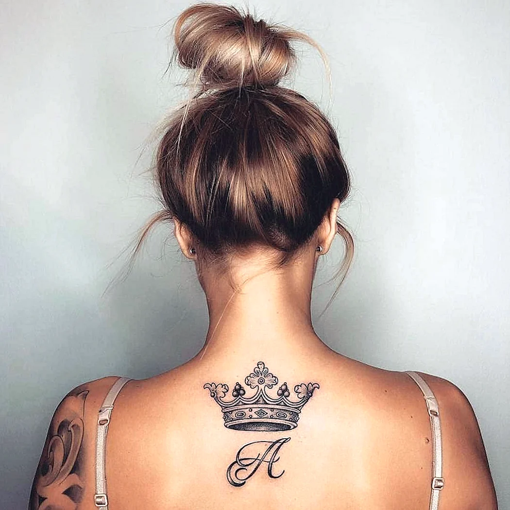 Тату корона на спине