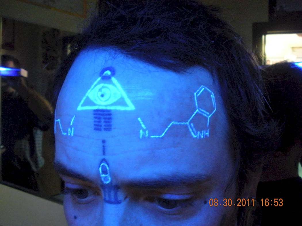 Ультрафиолетовые тату на лице