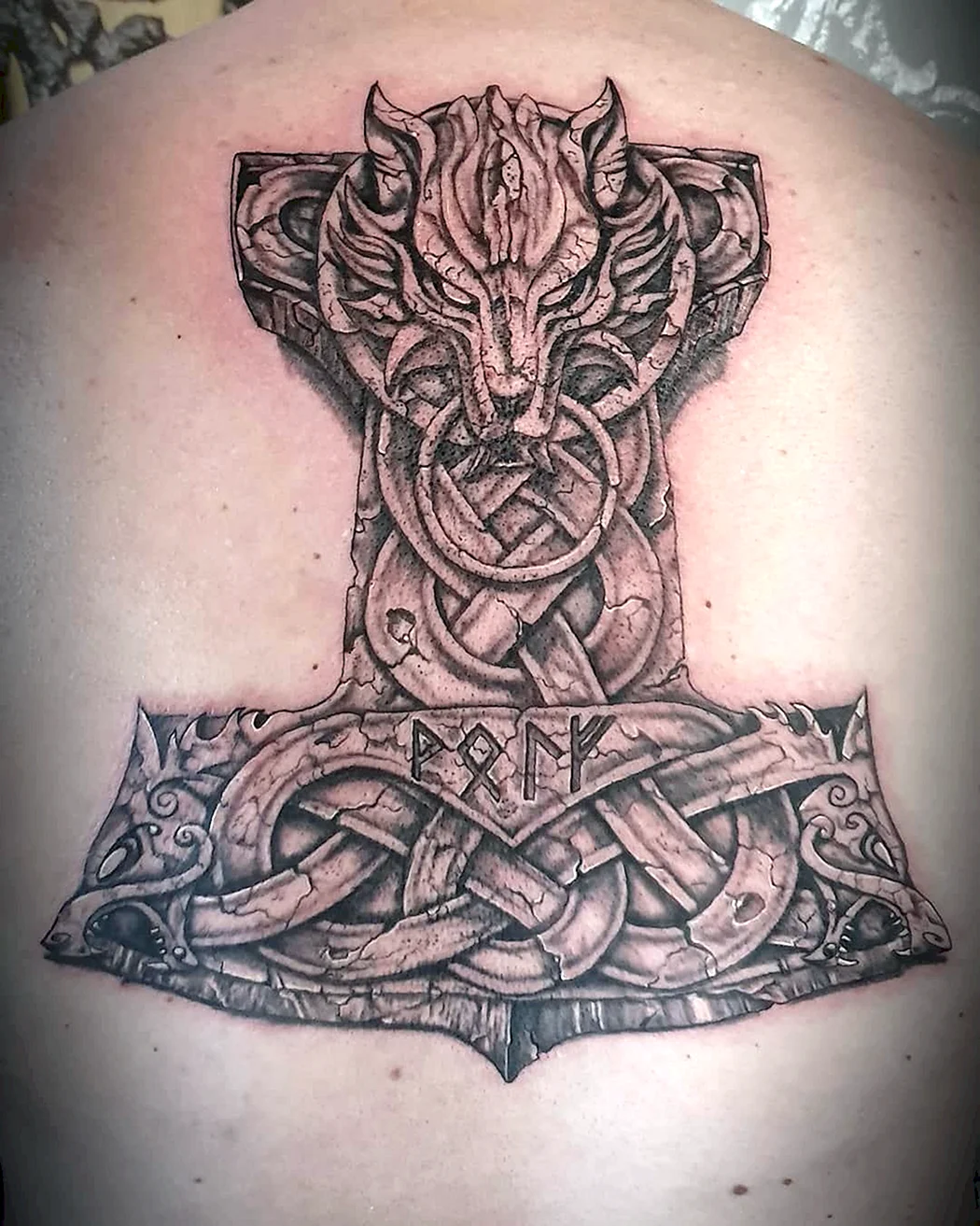 Тату молот тора на груди