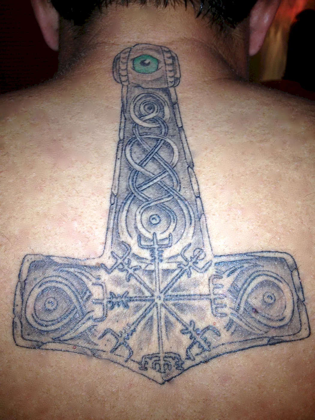 Тату молот тора на груди