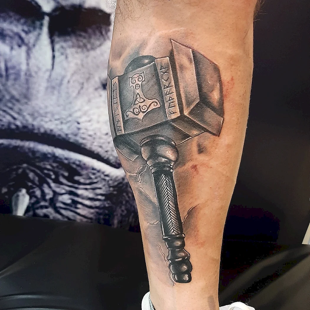Тату Мьельнир с молнией рукав