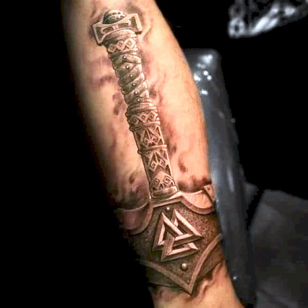 Тату Мьельнир предплечье