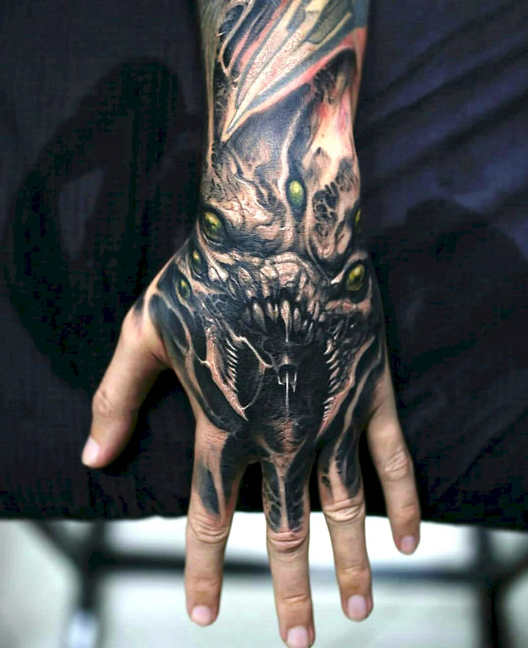 Тату на кисти руки