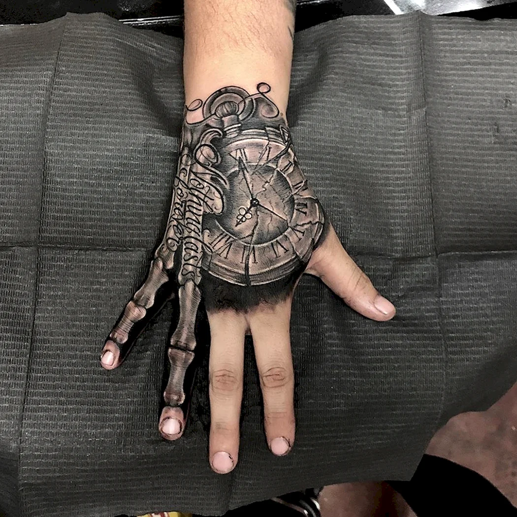 Необычные тату на кисти