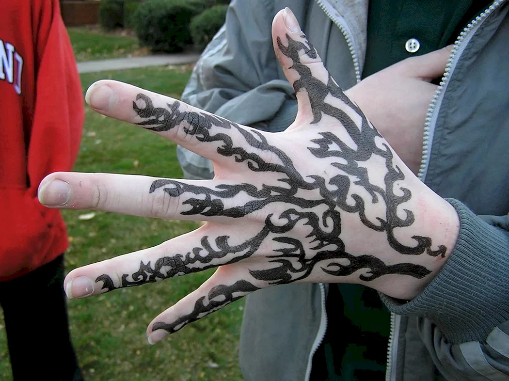 Тату трайбл на кисти