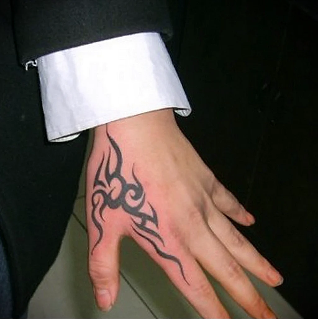 Тату трайбл на кисти мужские