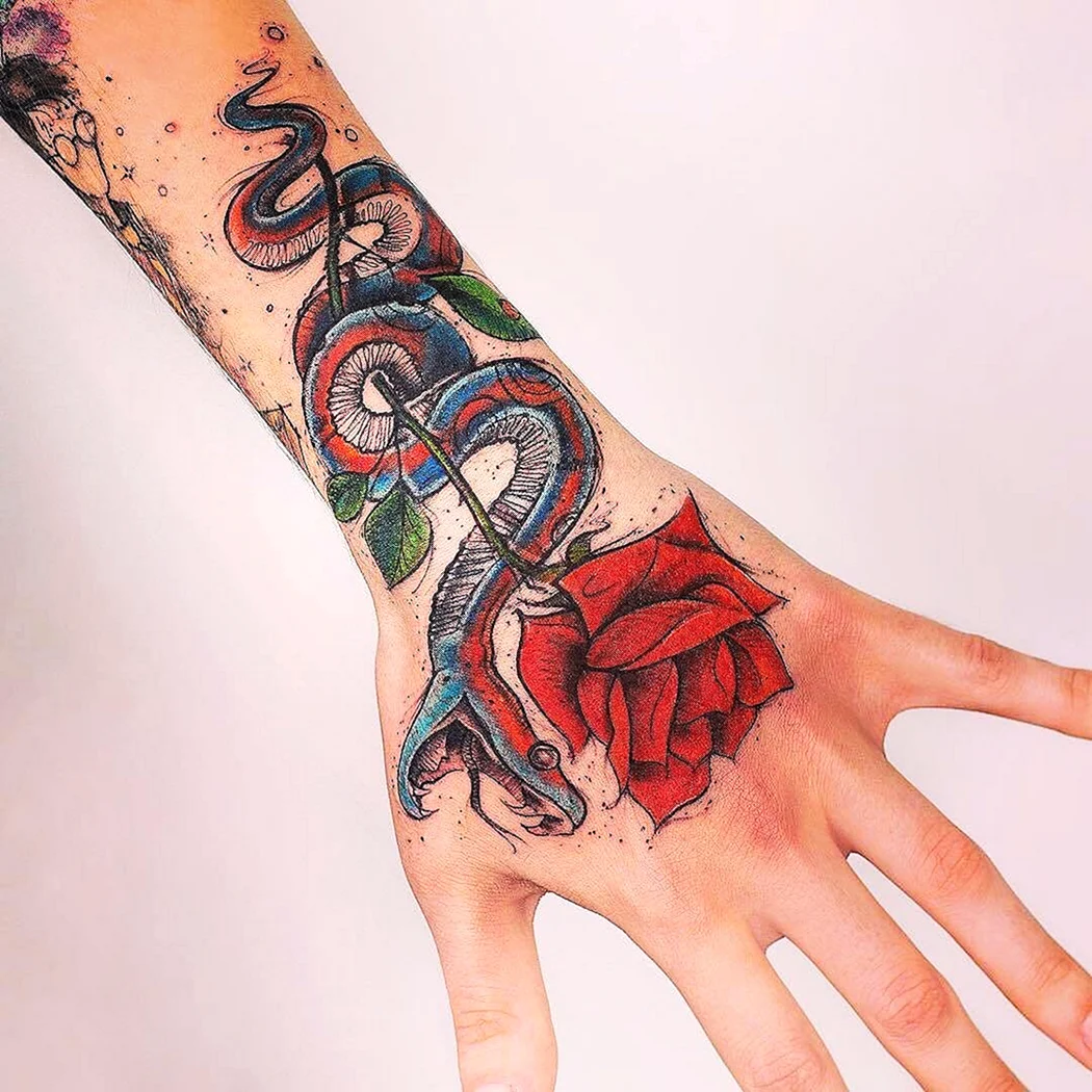 Тату змея на кисти
