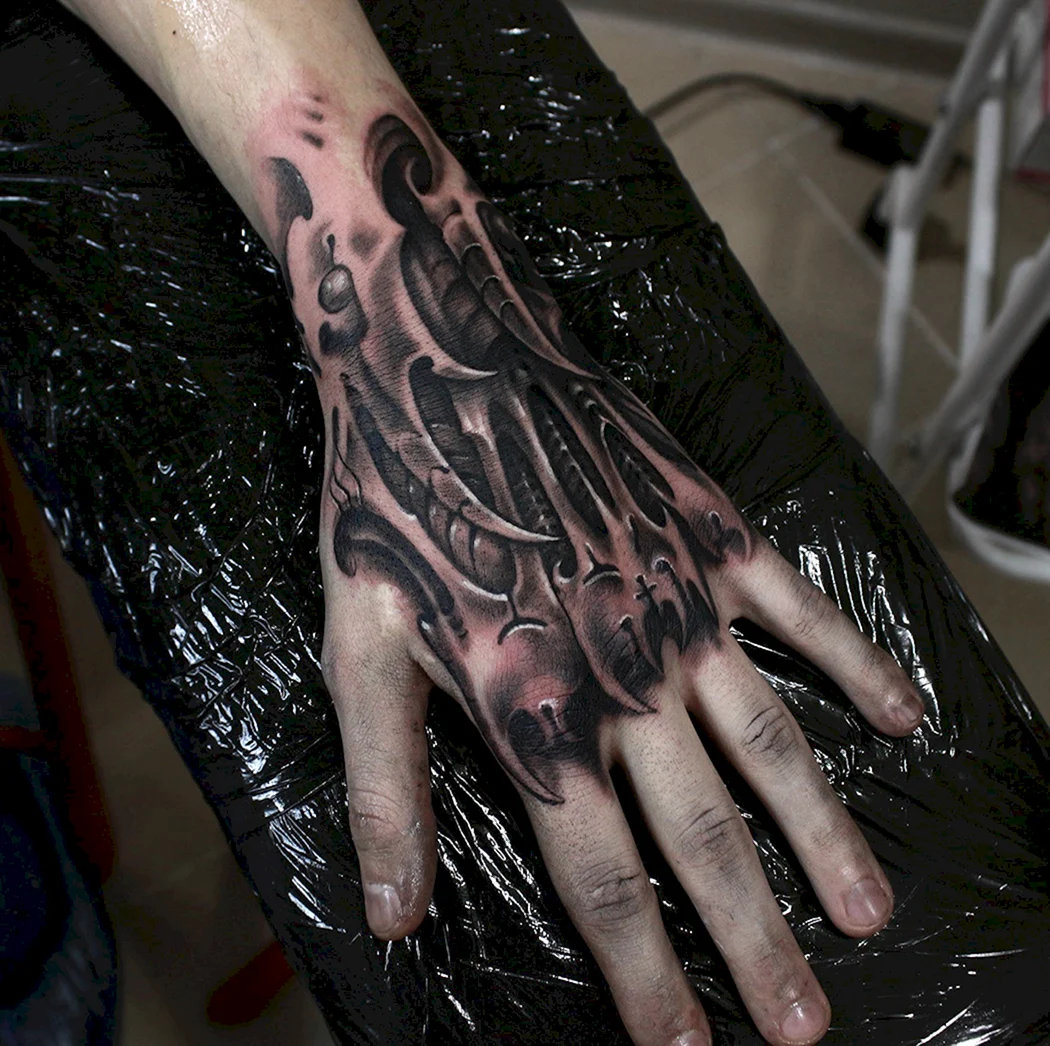 Тату на кисти руки