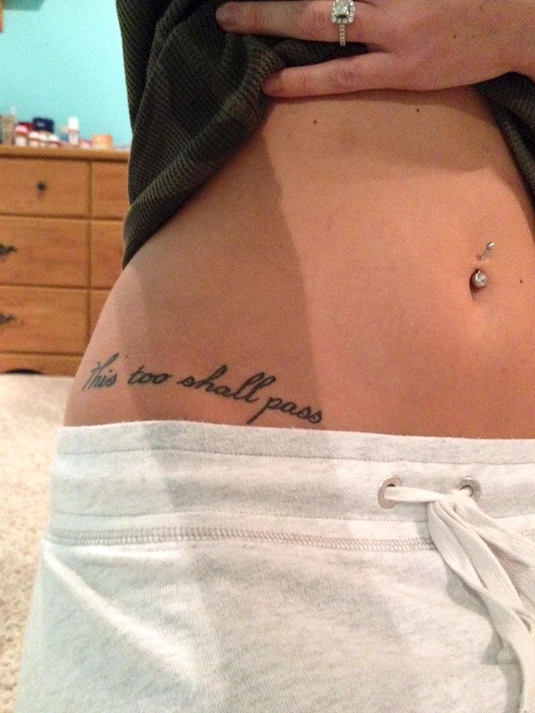 Тату внизу живота у девушек