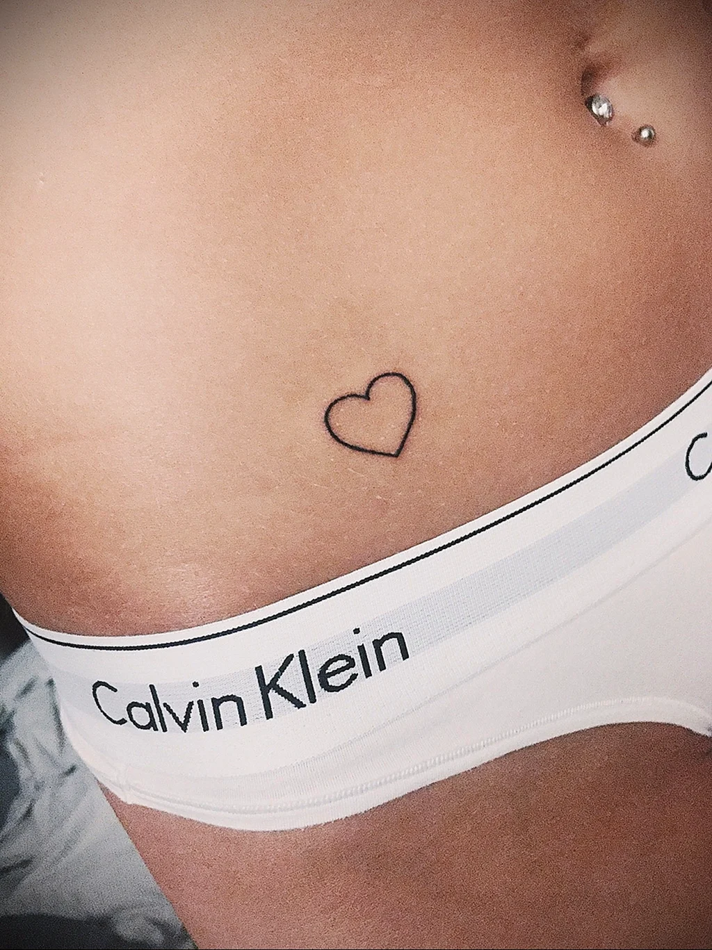 Тату сердечко на животе