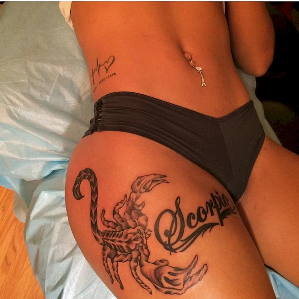 Тату Скорпион на бедре
