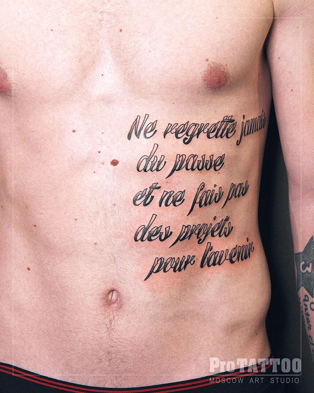 Тату надпись на ребрах мужские