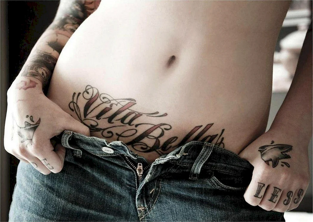 Тату на животе