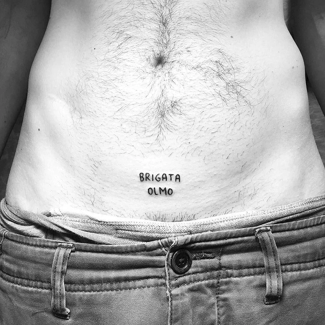 Небольшие тату на животе для мужчин