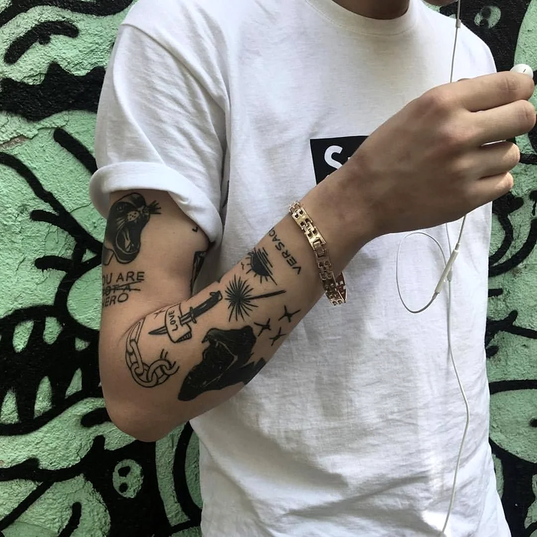 Много тату на руке