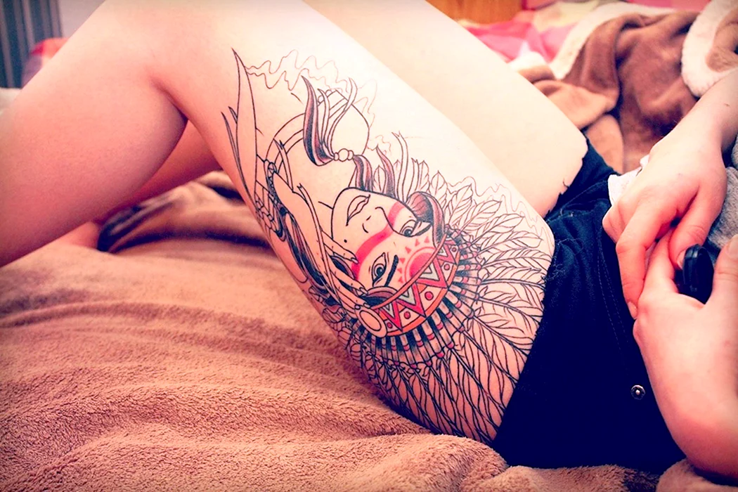 Бьют тату на бедре