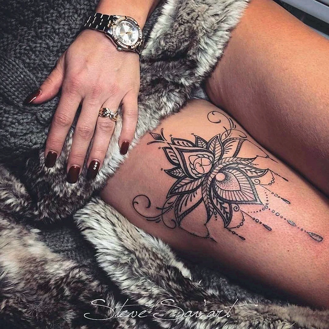 Тату на ляжке