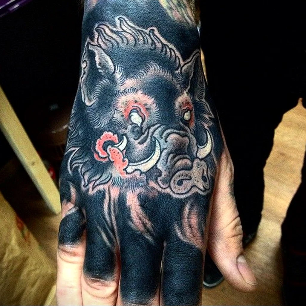 Тату медведь на кисти