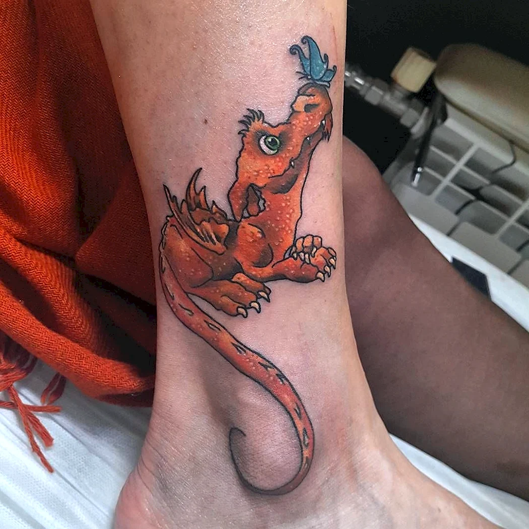 Тату дракон на ноге