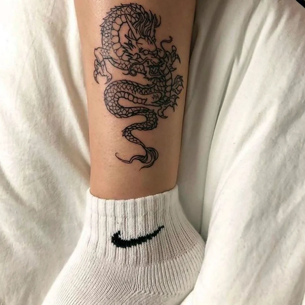 Тату дракон на ноге