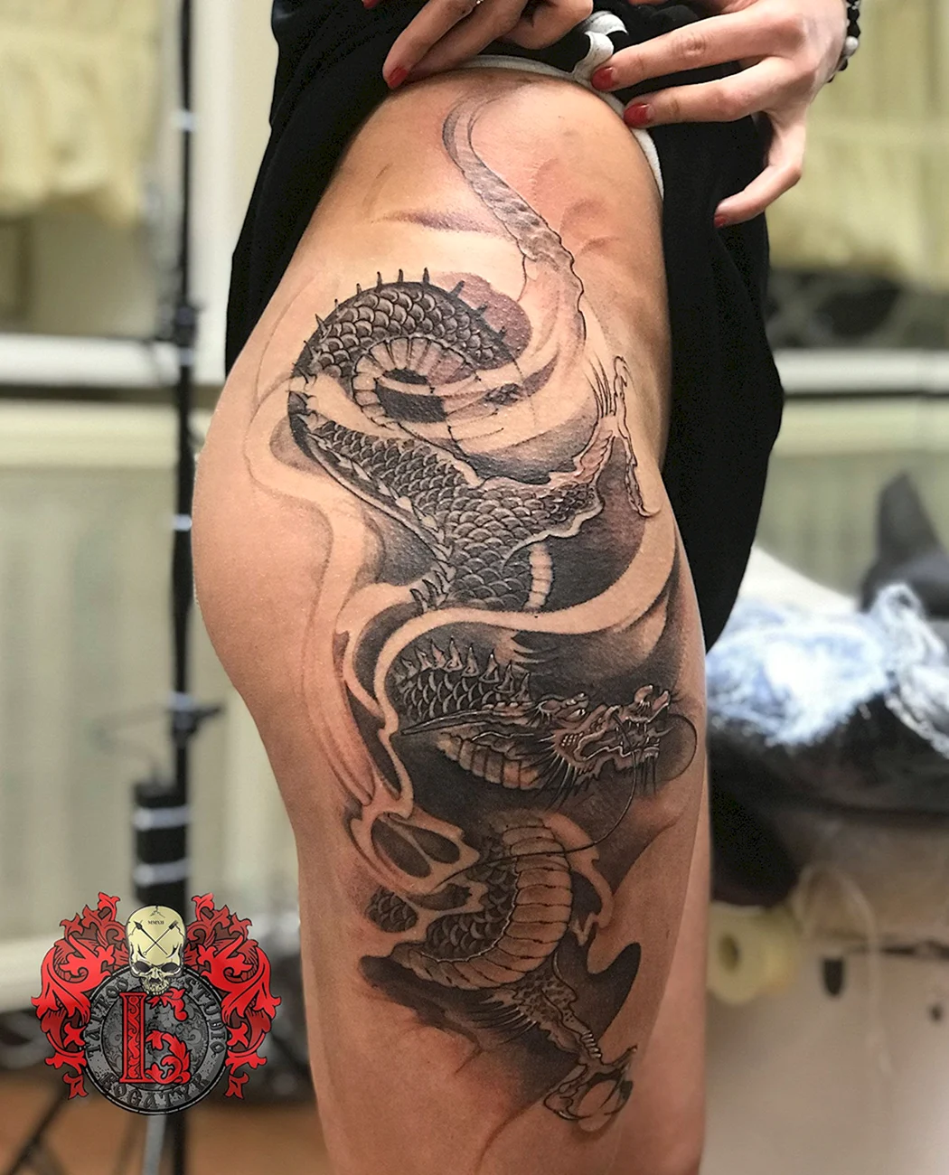 Дракон на бедре