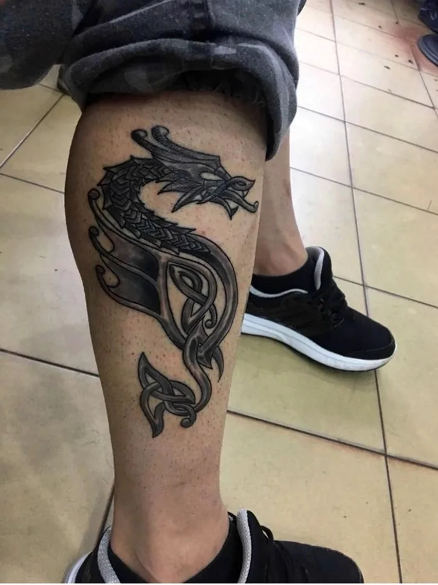 Тату дракон на ноге