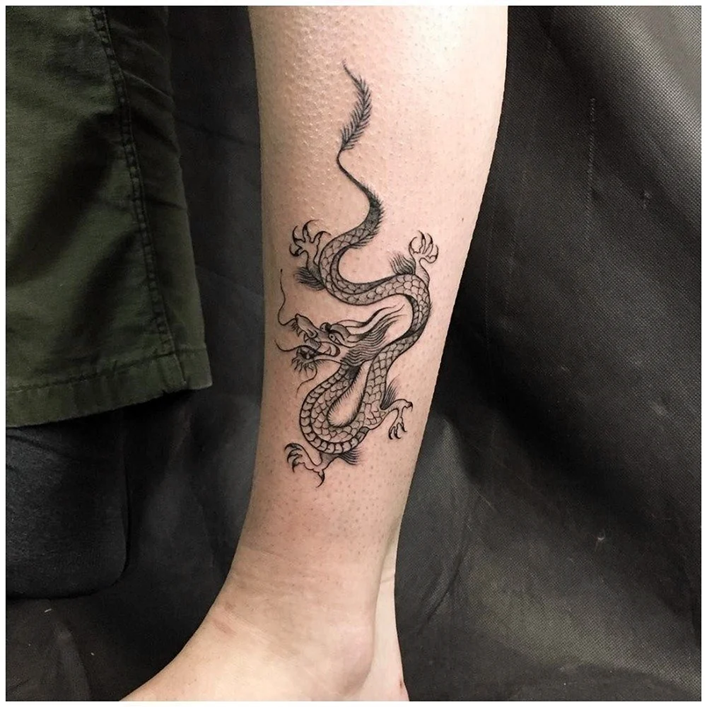 Тату дракон на руке