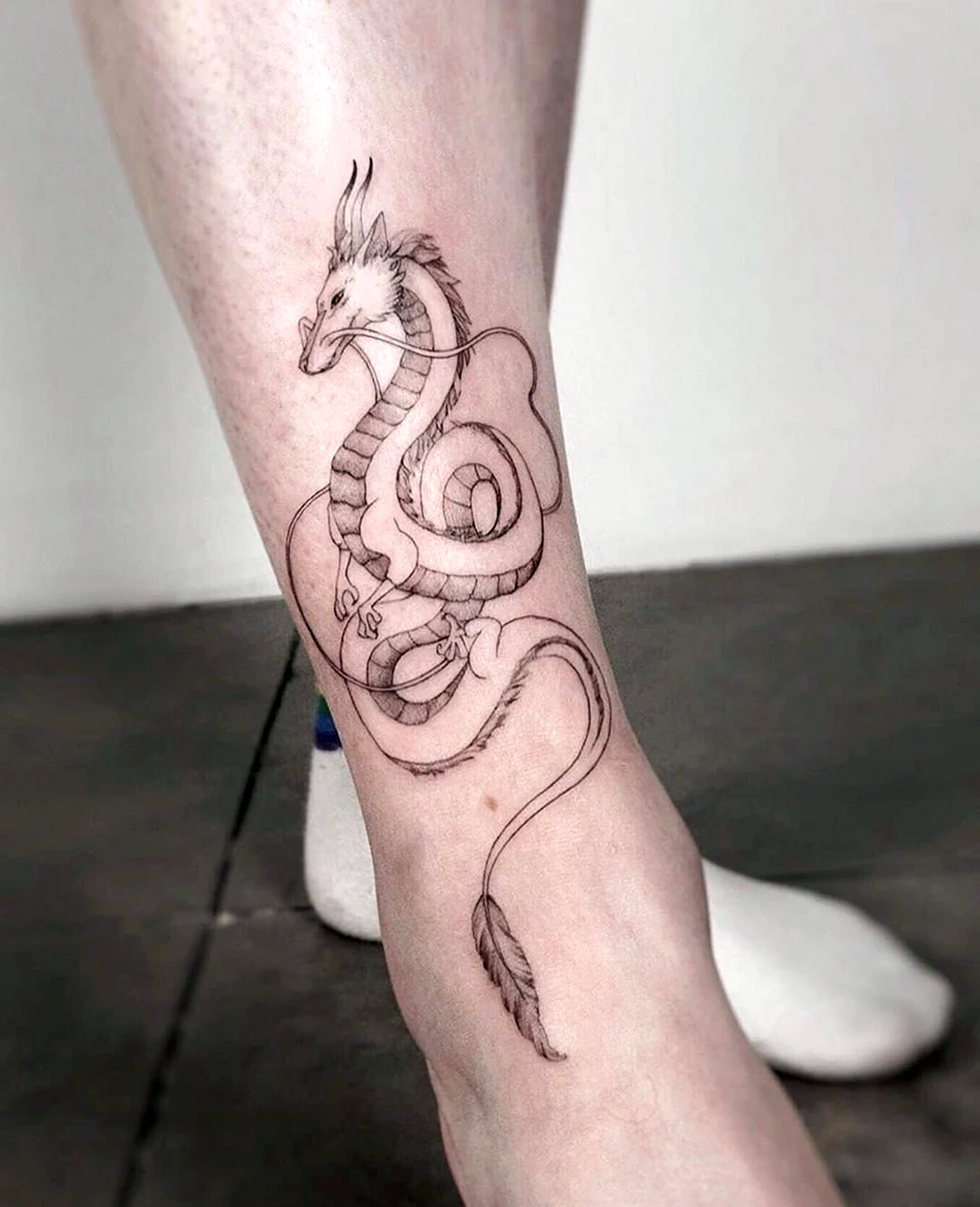 Тату дракон на ноге