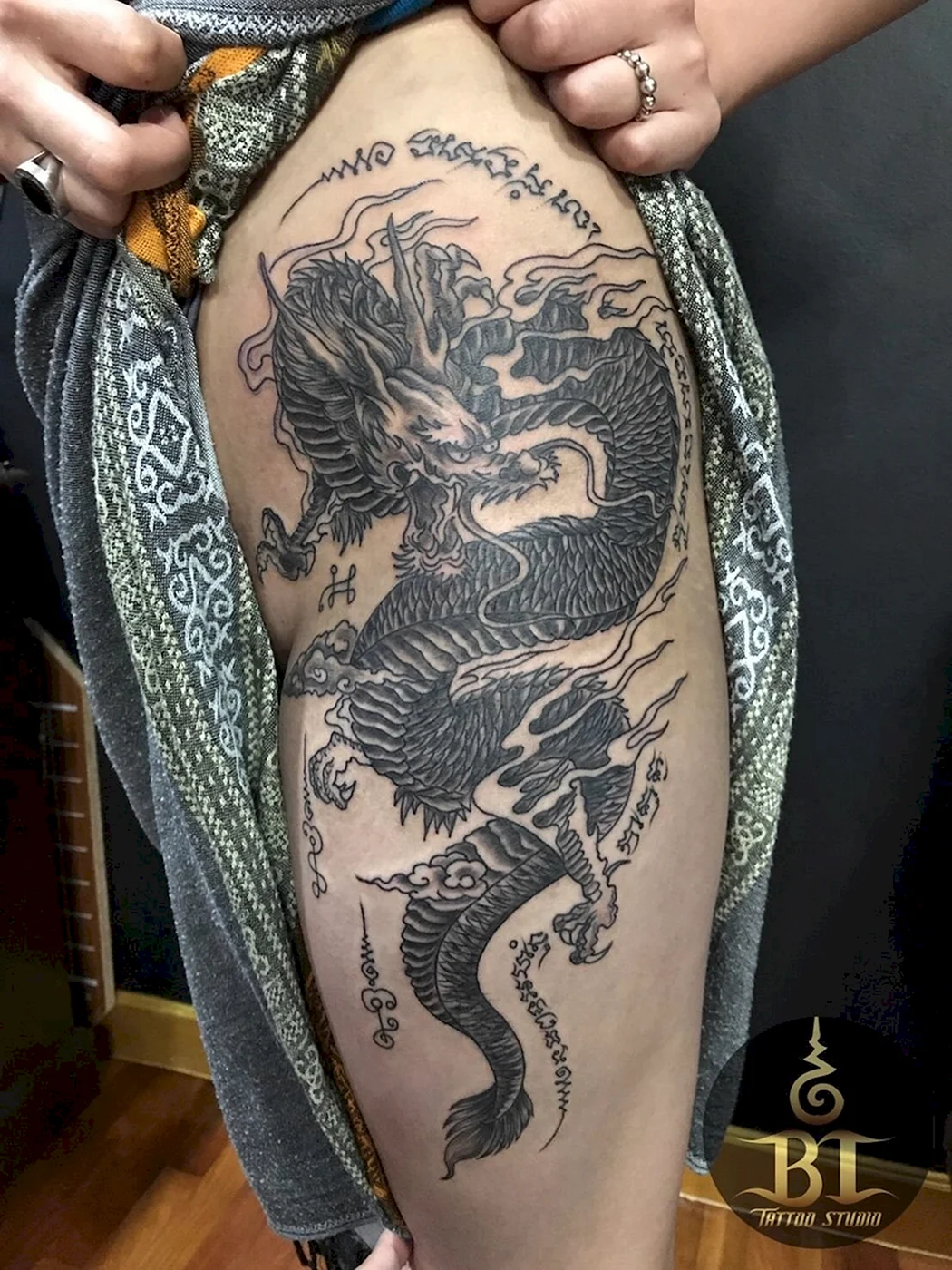 Тату дракон на бедре мужские