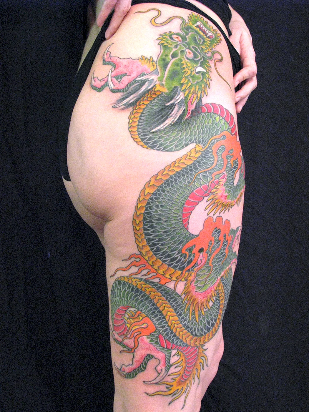 Тату дракон на бедре