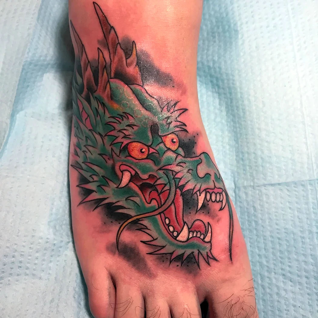 Тату дракон на ноге