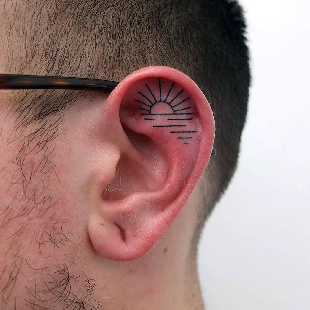 Маленькие тату на ухе