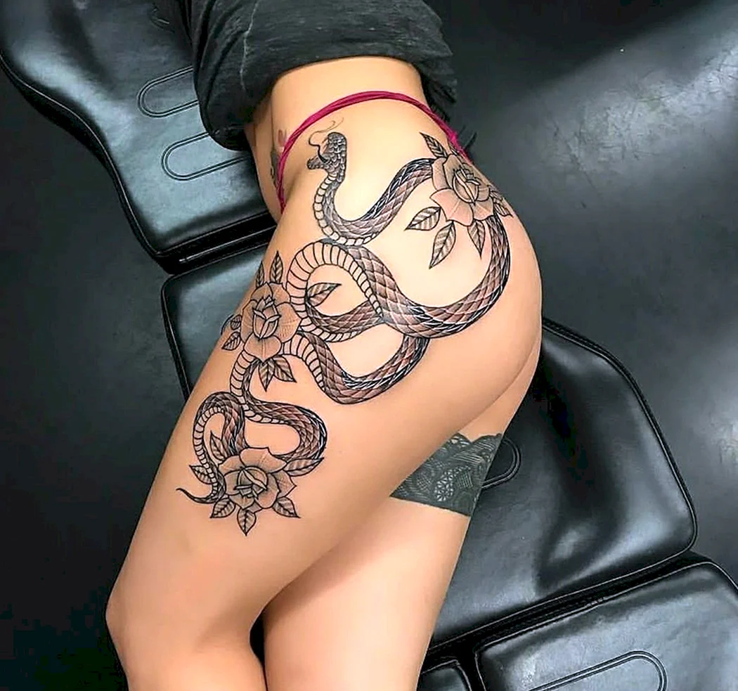 Тату змея на бедре