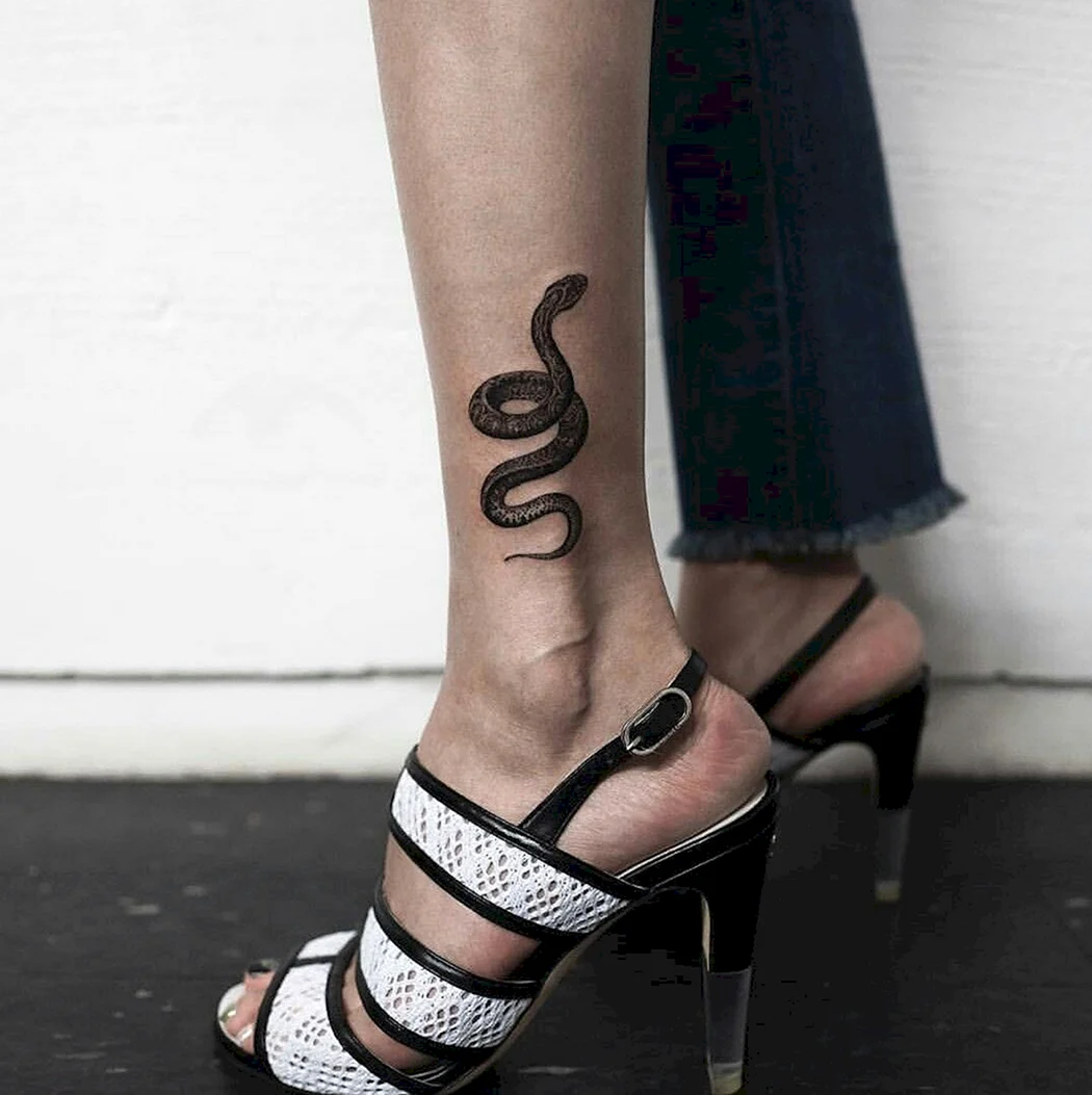 Тату змеи на ноге
